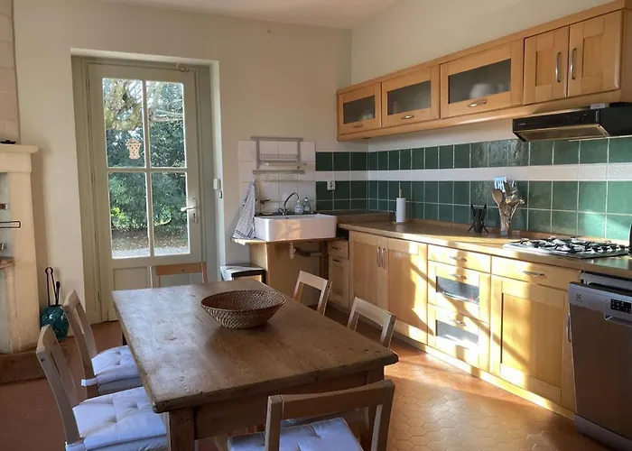 بيت ضيافة Chateau Valoux